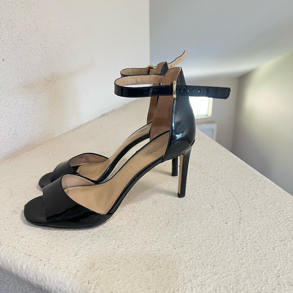 MICHAEL KORS black patent leather Lena Ankle Strap Heel Sandals shoes size 8 M